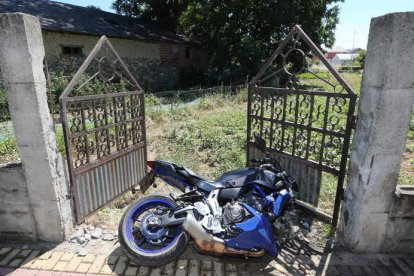 Estado en el que quedó la moto del motorista accidentado en Carracedelo.