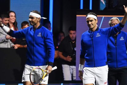 Rafa Nadal acompañó a Roger Federer en el partido de dobles de la Laver Cup. ANDY RAIN