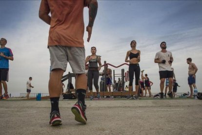 Deportistas en la playa.