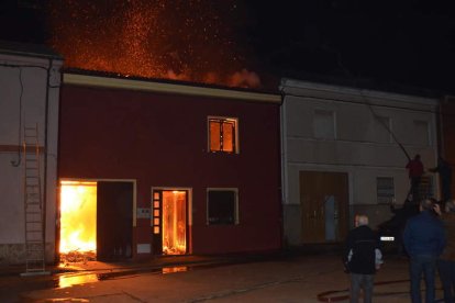 Los vecinos fueron capaces de controlar el fuego y evitar que se propagase a otras viviendas. MEDINA