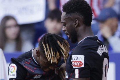 Nico e Iñaki Williams celebran la victoria del Athletic Club frente al Espanyol. QUIQUE GARCÍA