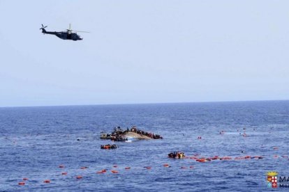 Imagen tomada por la Marina italiana del naufragio del pasado miércoles.