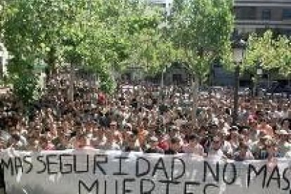 Unas tres mil personas se manifestaron ayer frente al Ayuntamiento de Puertollano