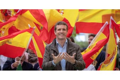 Pablo Casado en la clausura de un acto de Nuevas Generaciones de Andalucía ayer en Sevilla. MUÑOZ