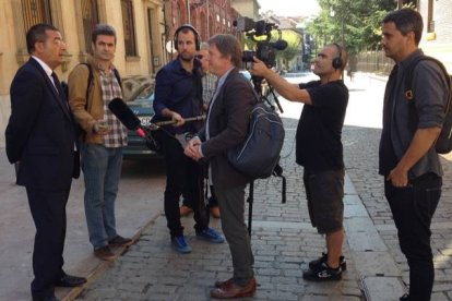 El equipo de Justin Webster graba frente a la Audiencia Provincial de León. DL