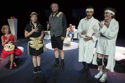 Ana Mayo, Elisa Lledó, Juan Antonio Molina, Nacho del Valle, Carlos Chamarro y Nuria González, en una de las escenas. DL