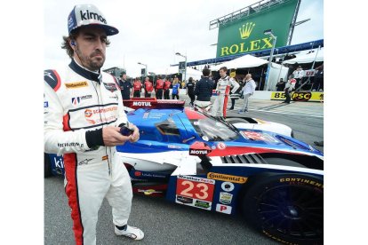 El piloto Fernando Alonso con su coche. GERARDO MORA