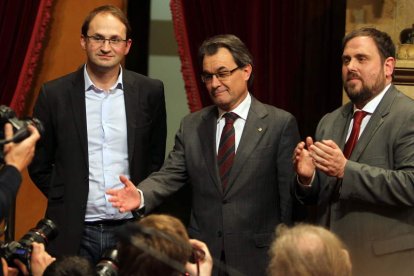 Joan Herrera, Artur Mas y Oriol Junqueras tras la votación en el Parlamento catalán.