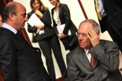 El ministro de Guindos junto al ministro alemán de Finanzas, Schaeuble.