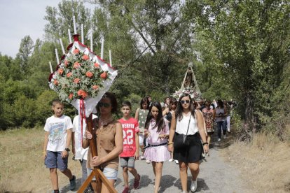 El ramo y los pendones dieron solemnidad a la procesión hasta la ermita. SECUNDINO PÉREZ