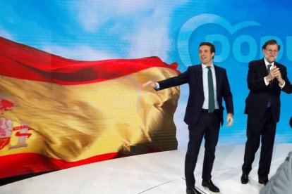 Casado y Rajoy durante la inauguración de la convención del PP.