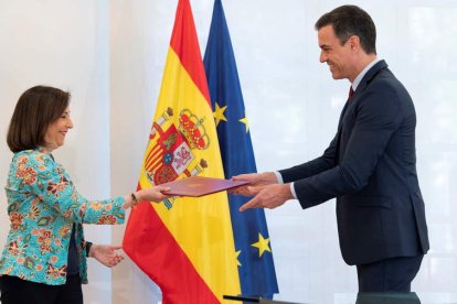 Sánchez intercambia documentos con Robles en la ceremonia de firma de las nuevas directrices de la Defensa. BORJA PUIG DE LA BELLACASA