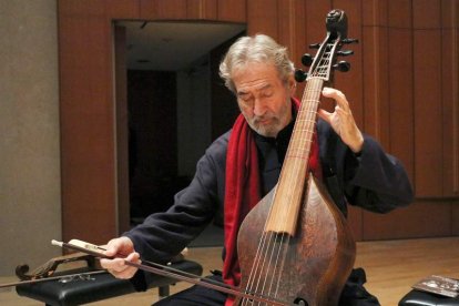 El viologambista Jordi Savall. NORA OLIVÉ