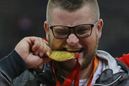 El atleta polaco Pawel Fajdek con la medalla de oro tras su victoria en la disciplina de lanzamiento de martillo en los Mundiales de Atletismo de Pekín 2015, el pasado 22 de agosto.