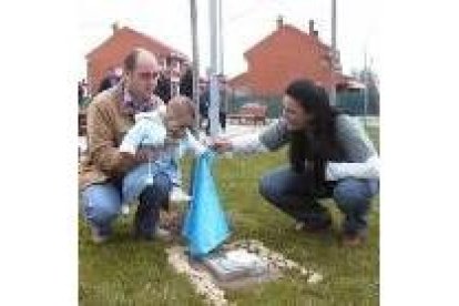 Unos padres descubren en un jardín la placa que conmemora el nacimiento de su hijo