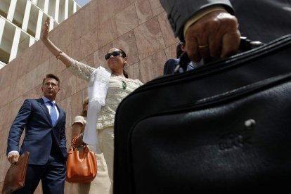 La tonadillera Isabel Pantoja saluda a la salida de la Audiencia Provincial de Málaga.