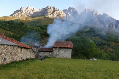 Un momento del incendio declarado esta mañana en Llanos de Valdeón