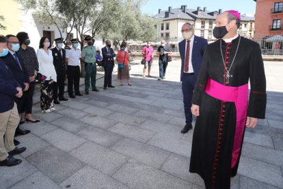 El nuevo obispo de Astorga, en su saludo a las primeras autoridades de la comarca, a la entrada de la basílica de la Encina. ANA F. BARREDO