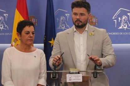 Gabriel Rufián y Mertxe Aizpurua, en rueda de prensa en el Congreso