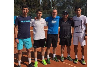 Álex García, a la izquierda, junto a sus compañeros y Corretja. DL