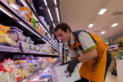 Un trabajador de Mercadona durante su labor diaria en un supermercado. DL