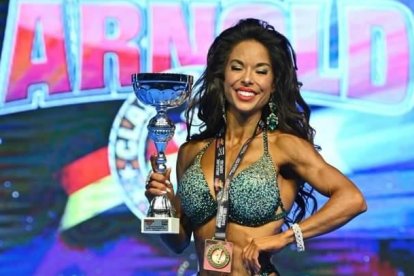 Bárbara Álvarez, el pasado fin de semana, sosteniendo la copa en la categoría 'bikini fitness'. DL