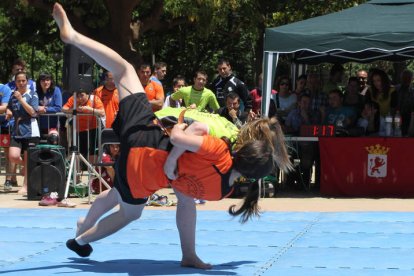 Riosol Cascos, segunda ante Noelia Morala, en su combate con una nueva y brava luchadora: la armenia Iveta, del club Bernesga.