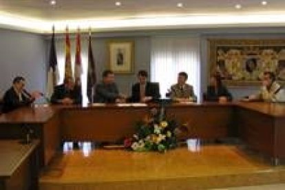 Un momento de la firma del convenio, que tuvo lugar ayer en el Ayuntamiento de Valencia de Don Juan