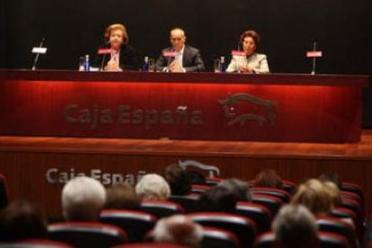 Ángel Escudero, en el centro, durante la conferencia que pronunció ayer.