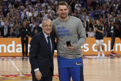 Florentino Pérez entrega la insignia de socio de honor del Madrid a Doncic. HIDALGO