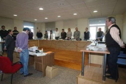 Los concejales guardaron un minuto de silencio por las víctimas de Haití antes del Pleno.