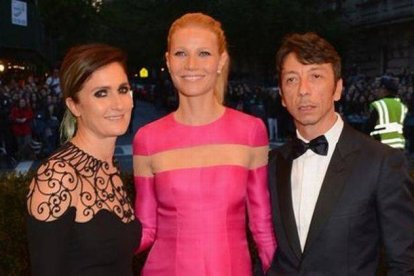 La actriz Gwyneth Paltrow, en la fiesta, con dos invitados.