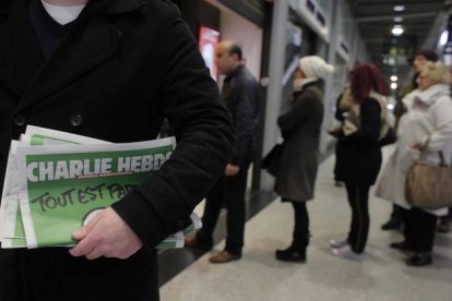 Colas en un quiosco de París para comprar el número especial de 'Charlie Hebdo'.