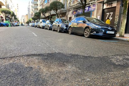 El socavón cruza la calzada de lado a lado de la avenida de Roma. RAMIRO