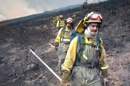 Las briff después de la dura jornada en el incendio de Boca de Huérgano. DL