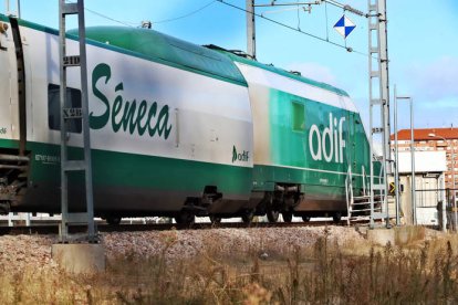 El tren Séneca, ayer por la mañana en las inmediaciones de la estación ferroviaria de León. RAMIRO