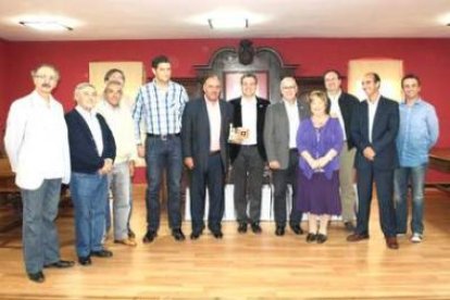 Miembros de la junta directiva de la Casa de León en Madrid con el alcalde de Cistierna.