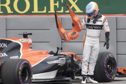 Fernando Alonso abandona el McLaren tras ser informado por radio de que sufría un problema en la dirección.