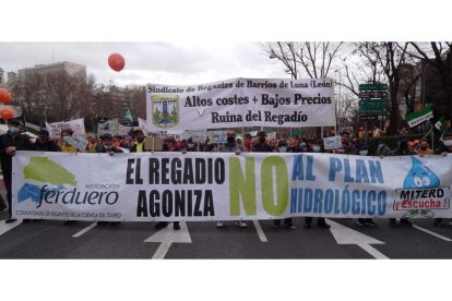 Los regantes, en la imagen en una manifestación, lamentan que esta sea la primera vez que votan en contra de un plan hidrológico. DL