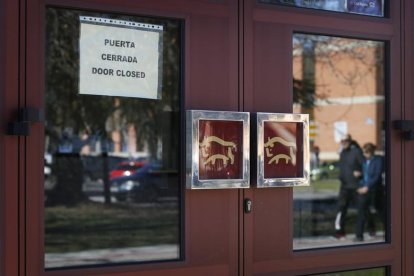 Entrada de una de las oficinas de Caja España.