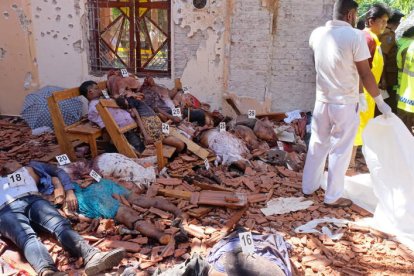 A la izquierda decenas de cadáveres se agolpan en una iglesia cerca de Colombo. A la derecha, policías y agentes llevan a cabo el recuento de cadáveres. STR