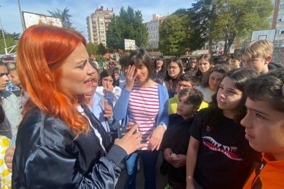 Sara García visita el instituto Padre Isla, donde se formó. RAMIRO