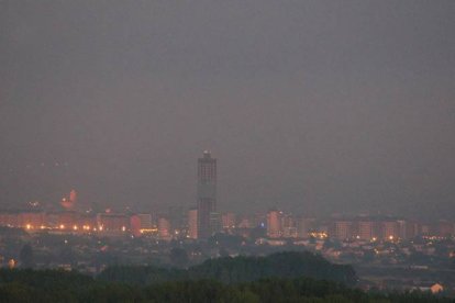 El humo provocado por el incendio de Villafranca hizo que el cielo de Ponferrada presentara ayer este aspecto.