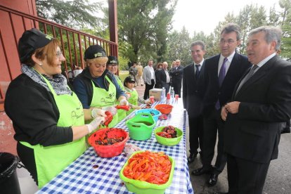 Reyero, Martínez Majo y Valcarce, ayer ante las pimenteras en la inauguración de la feria.