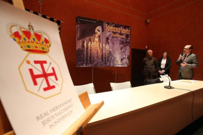 El escudo de la Real Hermandad y el cartel mural de Quinito para la Pascua.