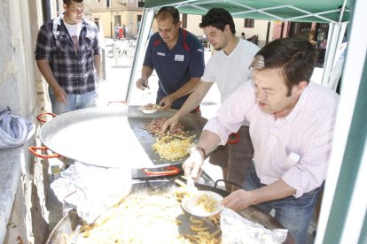 Los simpatizantes del Ademar respondieron al llamamiento de SOS Ademar que logró recaudar un millar de euros con su comida solidaria en Don Gutierre.