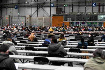 Opositores durante el examen. DL