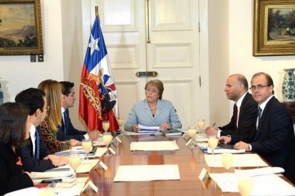 La presidenta de Chile, Michelle Bachelet (c), durante su reunión con ministros miembros del Comité de Política, el miércoles 6 de mayo.