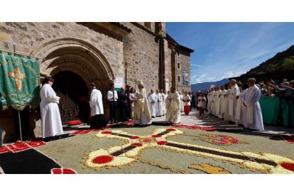 El obispo de Santander, Manuel Sánchez Monge, durante la ceremonia de apertura de la Puerta del Perdón. CHEMA MOYA