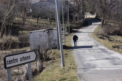 Acceso al pueblo de Valmartino. CAMPOS